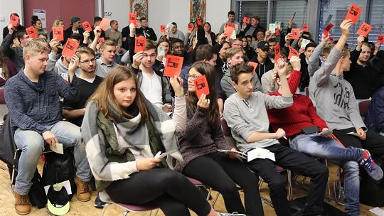 Bundestagskandidaten und Schüler diskutieren