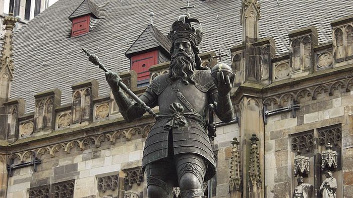 Statue Karls des Großen am Karlsbrunnen vor dem Aachener Rathaus. Foto: Stefan Steins